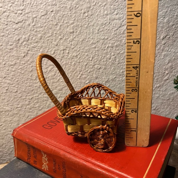 Vintage Small Brown Wicker Figurine Wheelbarrow Trinket Basket Jewelry Box - Picture 6 of 8